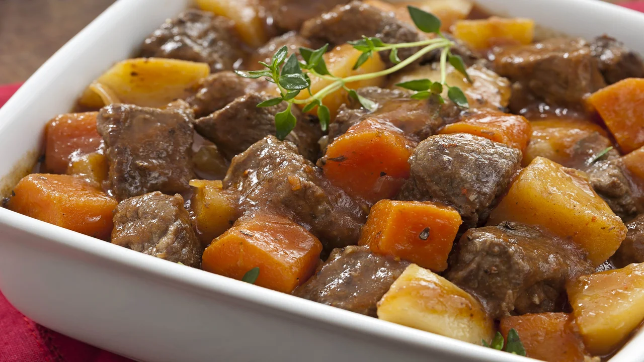 Como fazer uma carne de panela com batata e cenoura