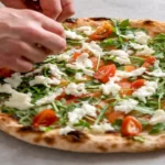 Como fazer uma pizza de pesto com rúcula com queijo deliciosa