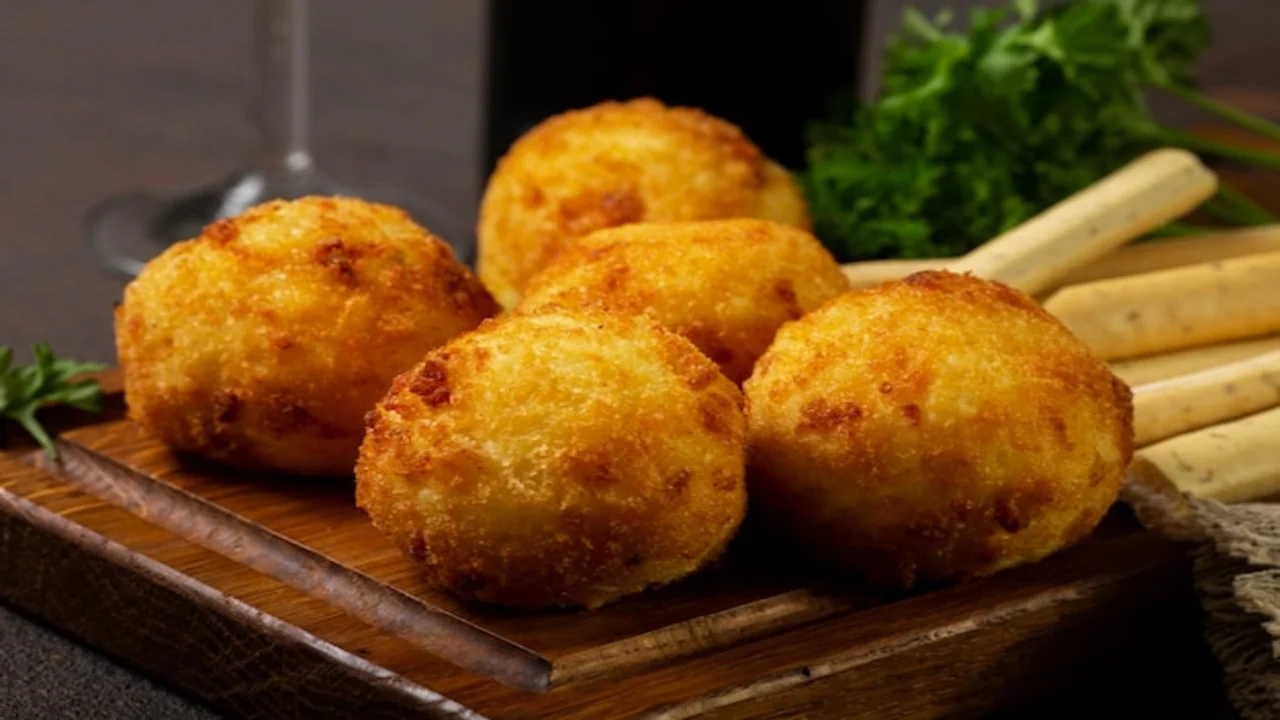 Como preparar um croquete de batata com cheddar delicioso