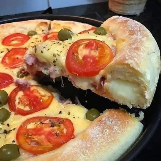 Como fazer uma massa de pizza com borda recheada