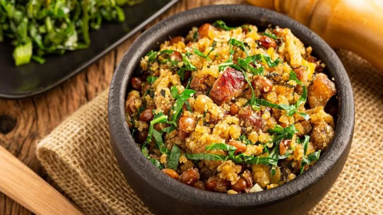 Como preparar um feijão tropeiro mineiro delicioso