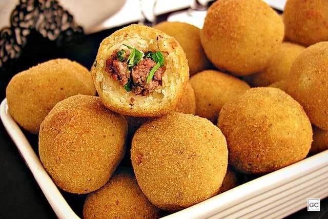 Como fazer um bolinho de mandioca com carne moída